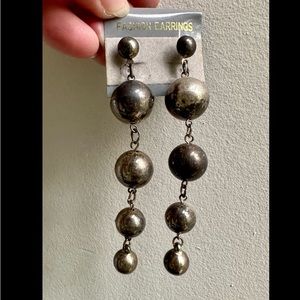 UNWORN VINTAGE 1980s MOD SILVER PLATED LONG DANGLING SPHERE BALL EARRINGS w/ TAG